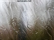 sadevesi-ikkunalasissa