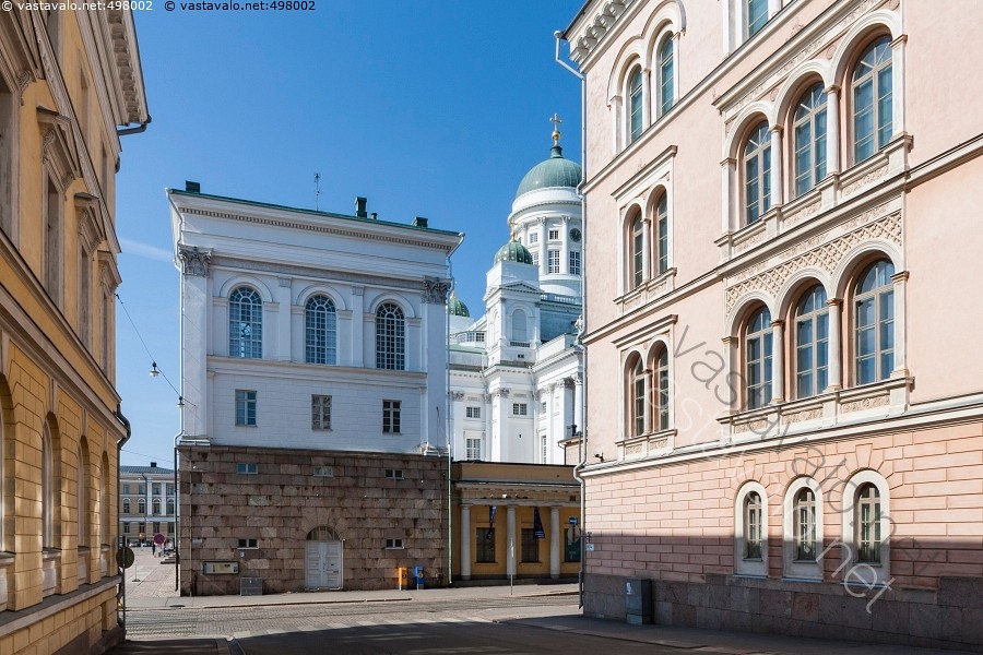 Kuva Kirkko kurkistaa Helsinki Suurkirkko kirkko Helsingin