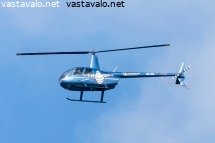 sininen-helikopteri-sinisella-taivaalla
