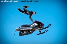 stunt-hyppy-moottorikelkalla