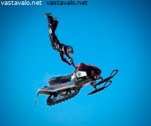 stunt-hyppy-moottorikelkalla