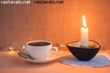 mustaa-kahvia-kynttilanvalossa