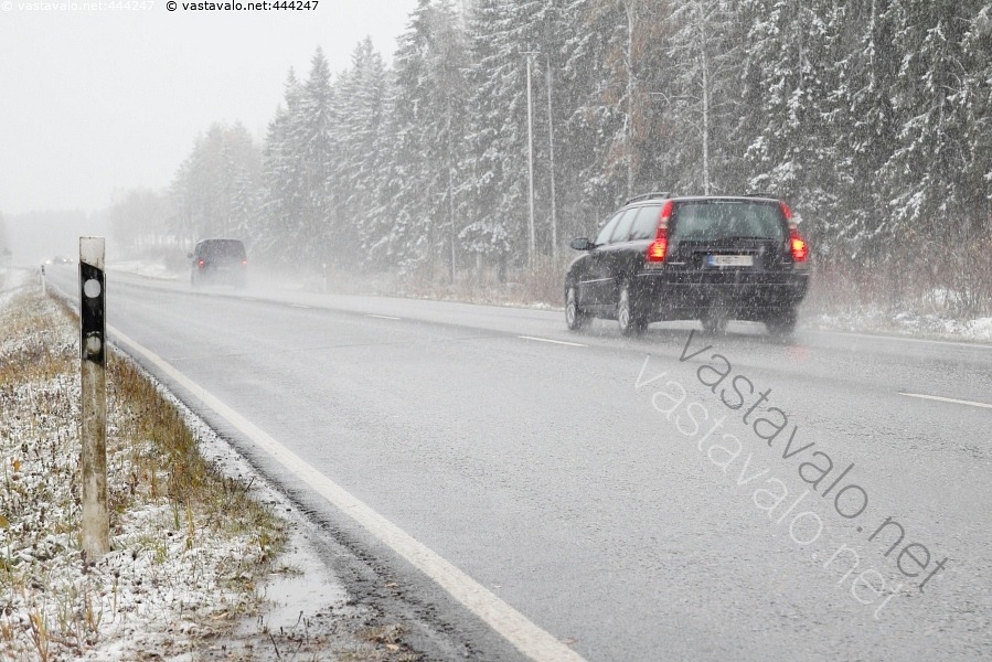 Kuva: Ensilumi - syksy lumi ensilumi lumisade loska märkä tie maantie ...