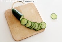 kurkkusiivuja-leikkuulaudalla