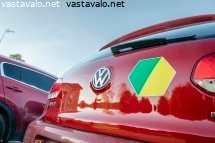 nuoren-kuljettajan-tunnus-autossa