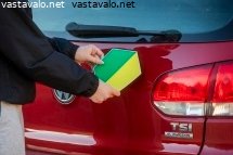 nuoren-kuljettajan-tunnus-autossa