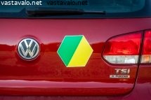 nuoren-kuljettajan-tunnus-autossa