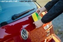 nuoren-kuljettajan-tunnus-autossa