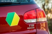 nuoren-kuljettajan-tunnus-autossa