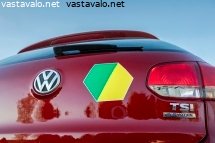 nuoren-kuljettajan-tunnus-autossa