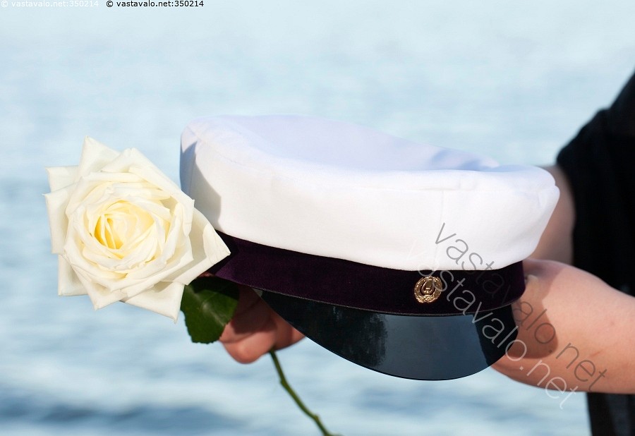 Kuva Kaksoistutkintolakki kädessä ylioppilas ylioppilaslakki ruusu