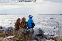lapset-jarven-rannalla