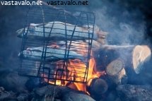 kalat-paistumassa-nuotiolla