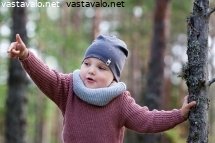 tytto-osoittaa-sormella