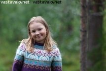 iloinen-tytto-metsassa