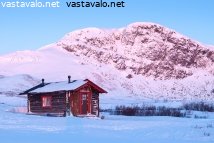meekonjarven-tupa-aamuauringossa