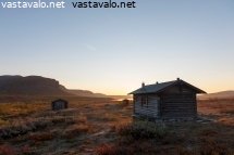 meekonjarven-tupa-aamuauringossa