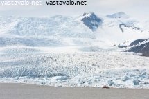 turisteja-tutustumassa-jaatikkoon