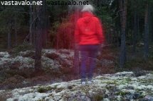 nainen-metsassa-syyshamarassa