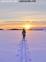 nainen-hiihtaa-kohti-auringonlaskua