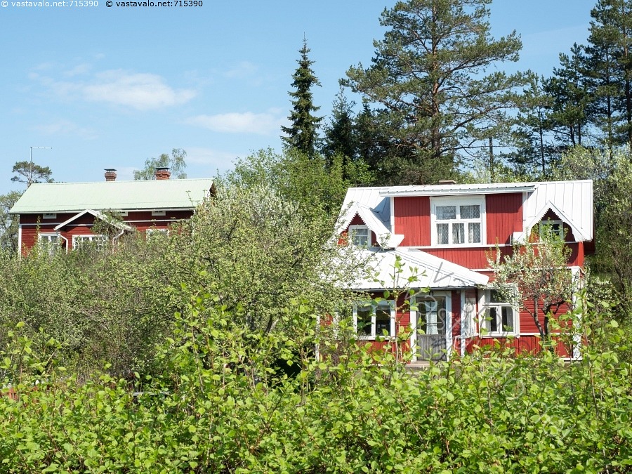 kuva-kaksi-punaista-taloa-vanha-talo-maalaismaisema-maaseutu