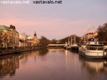 vaaleanpunainen-maisema