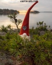tonttu-kurkistaa