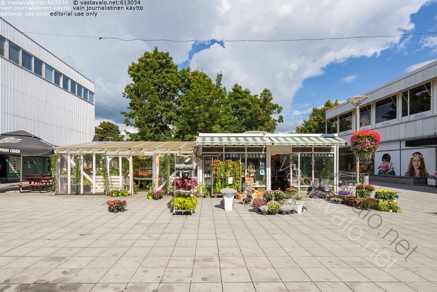 Kuva Kukkakauppa Heikintorin edessä Espoo Heikintori Tapiola