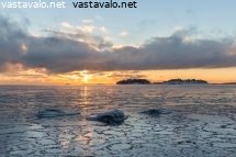 varikas-auringonlasku-talvisella-itamerella