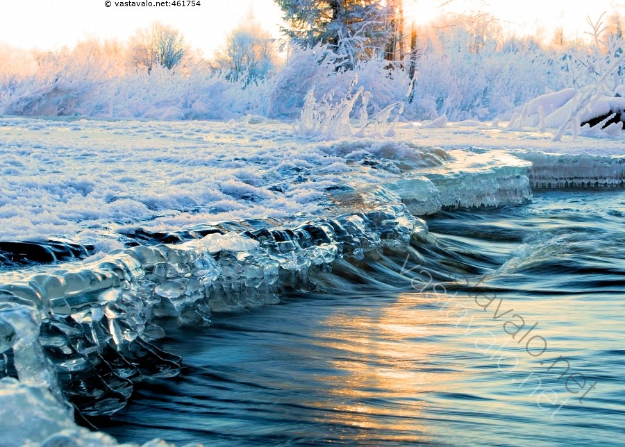 Kuva Jään reuna jää jäänreuna jääpuikot jääpallot lumi kuura