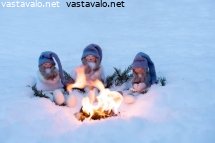 tonttutytot-lammittelemassa-nuotiolla