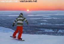auringonlasku-ja-lumilautailu