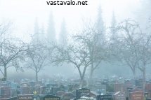 sumuinen-kevataamu-hautausmaalla