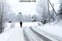sauvakavelylla-kylatiella-talviaamuna