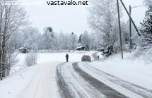 aamun-lenkkeilija-ja-ohittava-auto