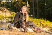 iloinen-retkeilija-lampimassa-iltavalossa