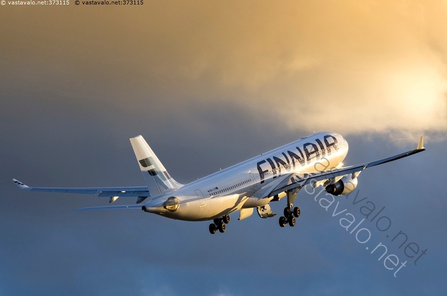 kuva-nousu-valoon-lentokone-lentoonl-ht-l-ht-nousu-finnair-airbus