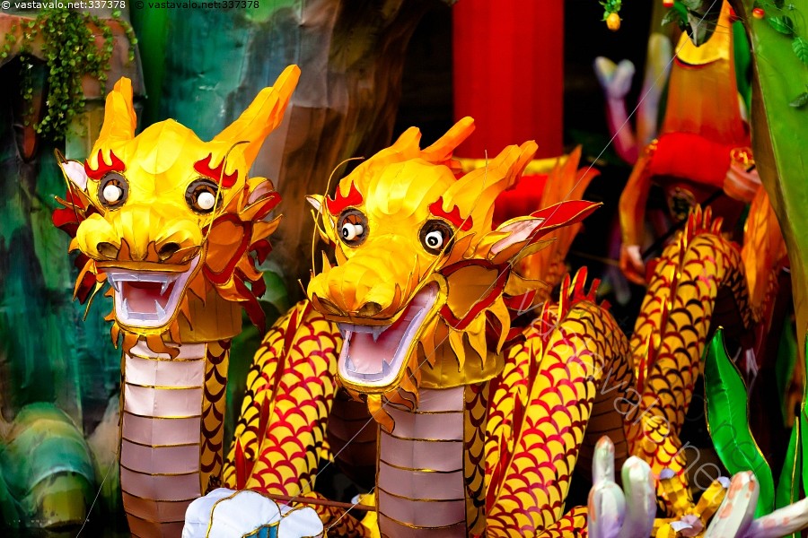  Lohikäärmeet - Kiina kiinalainen kiinalaiset iloinen iloiset lohikäärme lohikäärmeet värikäs värikkäät koristeet kyhäelmä viritys uusivuosi lavaste lavasteet