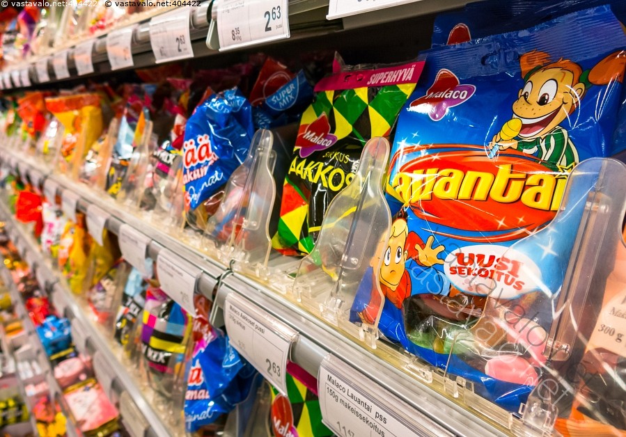 Kuva Karkkihyllyllä karkki karkit makeinen makeiset karkkipussi