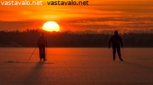 luistelijat-auringonlaskussa