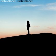 mies-ihastelee-auringonlaskua-kalliolla