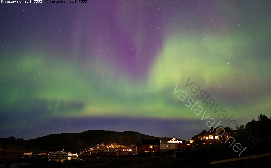 kuva-v-rik-s-y-lofooteilla-revontulet-t-htitaivas-aurora-borealis