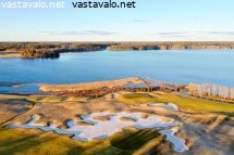 golfkentta-jarven-rannalla