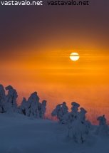 kaamosaurinko-sumutaivaalla