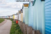 englantilaisia-rantavajoja-rivissa