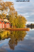 kirkkoveneet-syksyisella-rannalla
