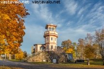tahtitorni-syksyisessa-maisemassa