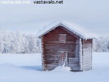 hirsiaitta-talvisessa-maisemassa
