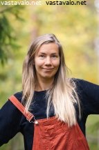 nainen-syksyisessa-metsassa