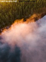aamuauringon-varjaamaa-sumua-lammen-ylla